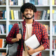 লাইব্রেরিতে ল্যাপটপ হাতে শিক্ষার্থী