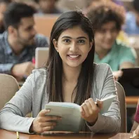 ক্লাসরুমে বই পড়ছেন এক ছাত্রী